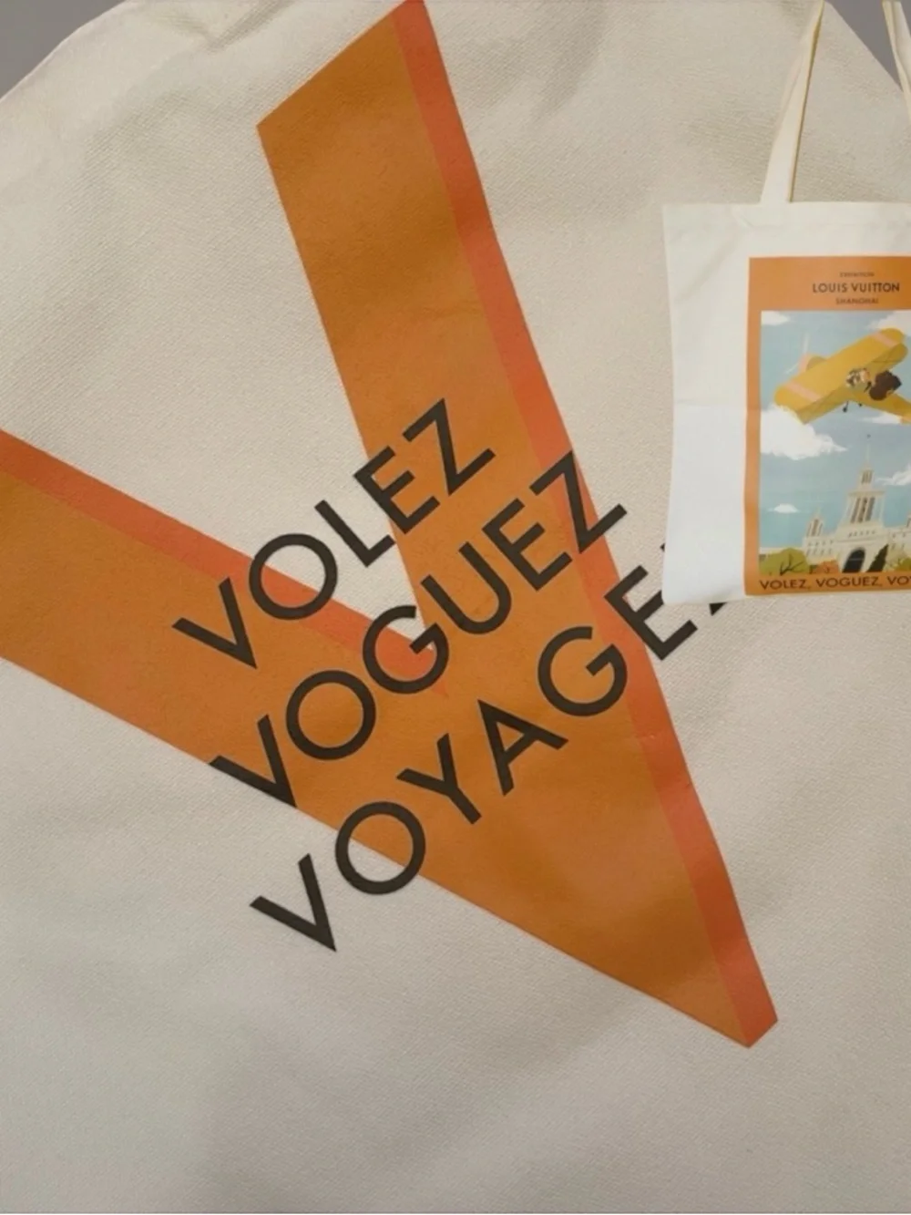 Louis Vuitton Shanghai special ed White Canvas Tote with Yellow Airplane Graphic - Picture 4 of 8